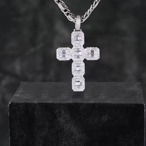 Pendentif Hip Hop en alliage plaqué or personnalisé glacé Diamant Moissanite Coupe émeraude Croix personnalisée Baguette Design Street Fashion - Product Image 1