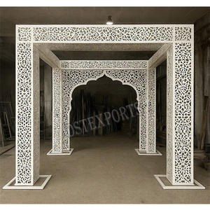 เสาแต่งงานแบบตัดเลเซอร์สีขาวหรูหรา สไตล์วิคตอเรียน กำลังเป็นที่นิยมในสหราชอาณาจักร  ทำจากโลหะทนทาน พร้อมตกแต่ง  จัดวางได้ในแคลิฟอร์เนีย - Product Image 1