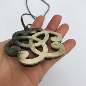 Collier durable fait main avec pendentif en corne de buffle naturel Déclaration légère et écologique Technique polie Style d'amour - Product Image 1