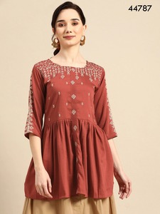 Nueva Kurta / Kurti Multicolor para Mujer en Rayón con Función de Secado Rápido y Bordado - Product Image 4