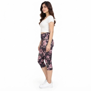 Women Capri <b>Legging</b> Designed With Four Way Stretch <b>Polyester</b> Fabric Breathable Panels Lightweight Build Comfortable Fit - Product Image 4