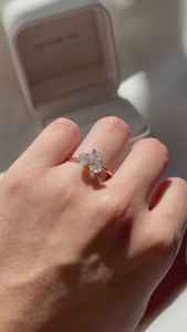 แหวนหมั้นเพชรสองเม็ดสำหรับผู้หญิงสีเหลืองทอง14K สำหรับผู้ใหญ่1.50กะรัตลูกแพร์ตัดเพชรสองเม็ด - Product Image 3