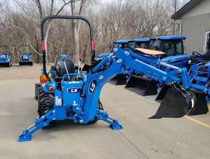 Tracteur tondeuse autoportée polyvalent LS avec chargeur frontal et pelle arrière 28V avec bac de ramassage pour usage résidentiel – Machine d'occasion - Product Image 4