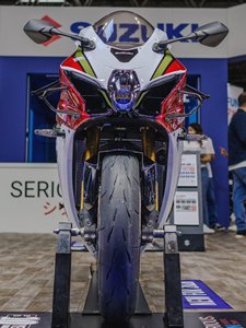 Moto sportive de piste à quatre cylindres de 1000 cm³ - Product Image 2