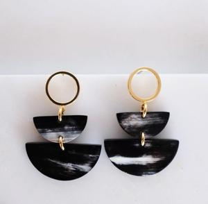 Boucles d'oreilles pendantes en corne de buffle avec motif tribal gravé au laser Boucles d'oreilles pendantes en corne de boeuf avec corne naturelle et logo personnalisé - Product Image 5