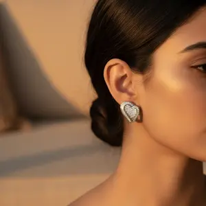 Pendientes de Botón con Baño de Oro Blanco y Corazón de Diamante para Mujer - Product Image 1