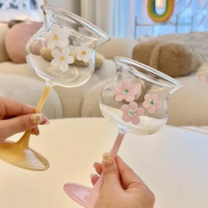 Verres à vin en verre modernes et élégants avec des accents floraux symbolisant la célébration, la détente et le plaisir raffiné - Product Image 3