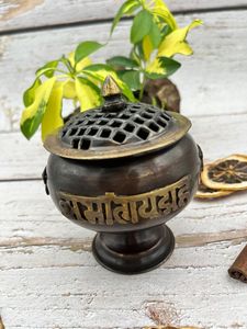 Quemador de incienso de latón con pátina antigua y forma tradicional, ideal para rituales diarios de incienso y santidad del hogar - Product Image 6