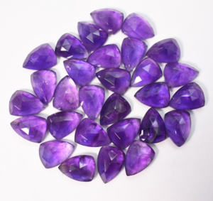 Lote de 29 Piezas de Amatista Natural con Corte Triangular en Forma de Rosa Facetada de 141.50 Quilates - Product Image 1