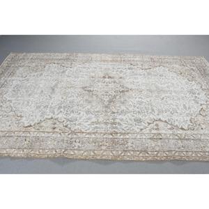 Alfombra vintage de 5,6x9,4 pies, blanca y marrón con motivos de plantas y árboles, alfombra turca de lana. - Product Image 2