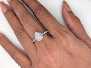 Bague de fiançailles et d'anniversaire vintage en or blanc massif 14 carats avec halo de moissanite taille poire 1 carat pour femme - Product Image 6