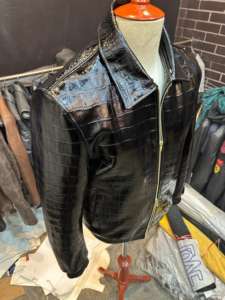 Veste en cuir élégante à motif crocodile avec un savoir-faire en cuir de haute qualité assurant une utilisation durable et un style haut de gamme - Product Image 2