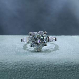 Bague de fiançailles en forme de cœur et de baguette effilée avec diamant 3 pierres pour femme - Product Image 2