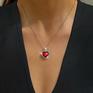 Colgante de Corazón de Oro de 14K con Rubí y Cadena, Moderno, con Engaste de Diamantes en Oro de 18K y Baño de Rodio, Ideal para Regalo de Compromiso - Product Image 1