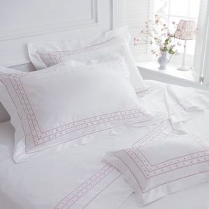 Juegos de fundas de edredón de puntos rosas bordados personalizados, juegos de cama de lujo, sábanas de algodón blanco de alta calidad para el hogar - Product Image 2