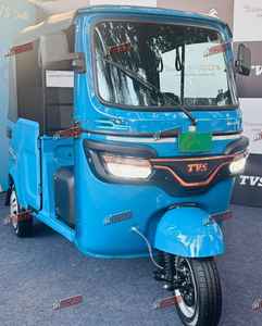 TVS KING EV MAX 2025, Triciclo Eléctrico de 3 Ruedas con Carrocería Cerrada para 4 Pasajeros, con Carga Rápida y Capacidad de Carga de 400 kg - Product Image 5