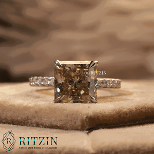 Anillo de Compromiso RITZIN RIH228 con Moissanita Redonda Corte Princesa Marrón y Detalles Engastados en Puntas para Mujer - Product Image 4