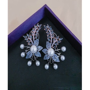 Belles boucles d'oreilles Zircon en laiton plaqué argent étincelles-bijoux cadeau tendance pour femmes et filles pour la fête - Product Image 1