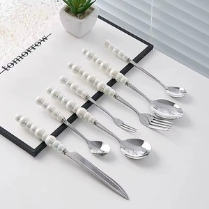 Ensemble de couverts élégant avec poignée perlée blanche, parfait pour offrir en cadeau, maisons modernes, fêtes, réceptions et occasions spéciales - Product Image 4