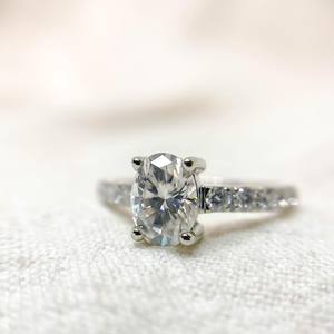 10x8mm ovale coupe blanc CZ bague de fiançailles en argent avec pierres latérales Solitaire promesse de mariée bijoux de mode en gros OEM ODM - Product Image 4