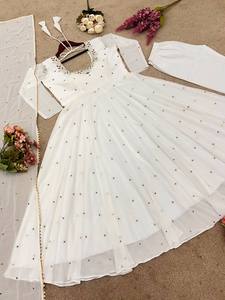 Ensemble Kurta élégant embelli avec détails perlés et tenue de fête festive Dupatta pour femmes Look ethnique glamour - Product Image 3