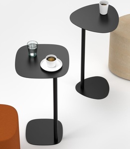 Ensemble de deux tables d'appoint en métal faites à la main Meubles de décoration intérieure de style classique Table d'appoint en métal Design d'intérieur Table d'appoint de luxe - Product Image 1