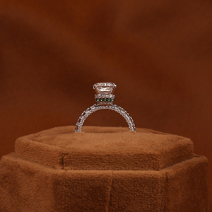 Anillo de Diamantes de Oro Sólido de 14 Quilates con Corte Cojín de 3.0 Quilates, Gema Verde Cultivada en Laboratorio y Diamantes Redondos, con Halo Oculto de Moda - Product Image 3