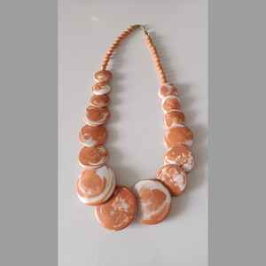 Collar de Cuentas de Resina de Moda Hecho a Mano de Alta Calidad para Niñas, Color Durazno, Personalizable, Modelo con Forma de Ángel, Patrón Glaseado - Product Image 3