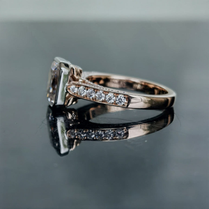 Anillo de compromiso de corte radiante, ajuste de bisel, anillo de diamante cultivado en laboratorio, anillo de brida de boda creado en laboratorio de 2,50 Ctw, oro amarillo de 14K VS1 - Product Image 4