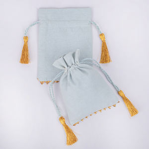 Pochette de luxe personnalisée gris clair avec cordon de serrage pour boucles d'oreilles en coton fait à la main organisateur de bijoux de voyage petit sac d'emballage cadeau en gros - Product Image 3