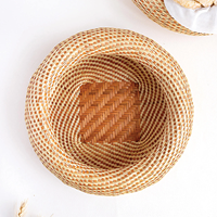 Plateau panier en bambou tissé à la main pour contenir du pain et des fruits, des objets. Design à la mode, exquis et durable