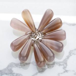 Colgantes de gota de piedras preciosas de ágata gris natural al por mayor-Dijes de lágrima de cristal mixto con fianza de plata para la fabricación de joyas - Product Image 1