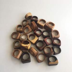 Rond de serviette en bois avec un look rustique artisanal pour les paramètres de table à manger de la ferme avec un décor de mariage de style boho - Product Image 6