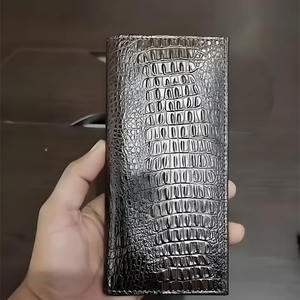 Cartera Minimalista Moderna de Dos Pliegues para Hombre con Acabado Texturizado Duradero y Compartimentos Interiores Detallados de Lujo para Tarjetas - Product Image 5