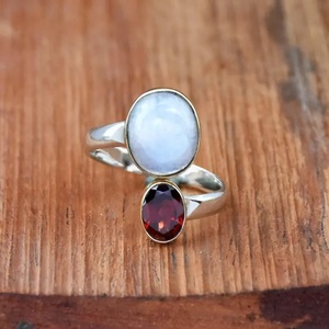 Anillo ovalado de piedra lunar granate doble piedra preciosa en plata de ley 925 banda ajustable de dos tonos para mujer - Product Image 2
