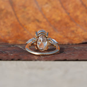 Anillo de compromiso de tres piedras de diamante cultivado en laboratorio de corte ovalado de 4,0 quilates, banda de boda de diamantes CVD de oro, regalo de aniversario para ella - Product Image 4