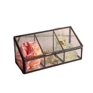 Caja de almacenamiento de joyería personalizada en hierro y vidrio con acabado elegante, perfecta para organizar pendientes y anillos de nariz con estilo - Product Image 1