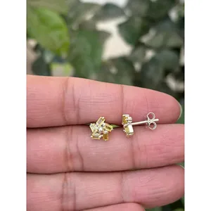 Boucles d'oreilles clous florales en argent 925 plaqué or 18 carats avec saphir jaune et diamant, bijoux tendance pour fiançailles ou cadeau - Product Image 2