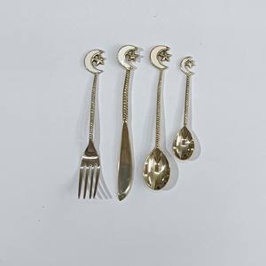 ชุดช้อนส้อมมีดทองเหลืองลายอะโวคาโด ด้ามจับแบบมีลาย พร้อมบริการสลักโลโก้  ประกอบด้วยช้อน ส้อม และมีด - Product Image 3