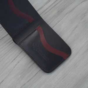 Cartera Bifold Delgada WF Leathercraft No.80 Hecha a Mano de Cuero de Vaca de Grano Completo con Curtido Vegetal (Negro Océano y Borgoña) - Product Image 2