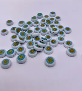 Perles de verre au chalumeau en cristal à base blanche opaque de 10mm faites à la main, fleur étoile jaune, perles de cristal bleu clair faites à la main de 10mm - Product Image 4