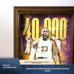 Cadre photo vitrine <span class=keywords><strong>NBA</strong></span> Lakers <span class=keywords><strong>James</strong></span> No. 23 Sneakers Décoratives en Bois Aquarelle Style Maillot de Sport Faites à la Main - Product Image 2