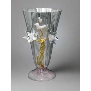 Jarrón de Metal Artesanal de Primera Calidad para Decoración Moderna del Hogar y Centro de Mesa Floral Audaz con un Diseño Contemporáneo Elegante - Product Image 1