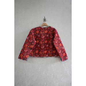 Chaqueta Acolchada Reversible Ecológica de Invierno, Tejida a Mano con Estampado Floral Tradicional - Product Image 4