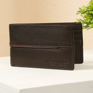 Portefeuille vert olive avec un motif crocodile subtil et un petit bouton d'accent doré. Disponible à un prix de gros. - Product Image 3