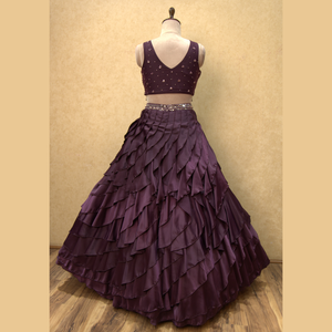 Impresionante Lehenga en color vino real con intrincados ritmos y secuencia de trabajo manual para la función de la boda India al por mayor - Product Image 4