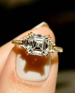 แหวนเพชรโซลิแทร์สำหรับงานอัสเชอร์ที่ทำด้วยมือโดยมีสี่กรงเล็บคู่และบาแกตประดับผ้าซาตินสำหรับเจ้าสาวขนาด14K - Product Image 2