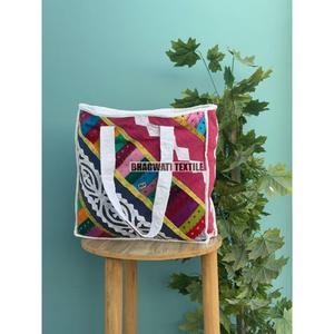 Venta al por mayor lote de bolso de mano acolchado de algodón hecho a mano para mujer forro de lona estampado de retazos para compras comestibles playa uso diario - Product Image 5