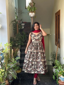 Costume Salwar en soie fabriqué à la main de créateur, robe longue pakistanaise Kameez Dupatta à la mode pour les cérémonies de mariage et de fête - Product Image 3