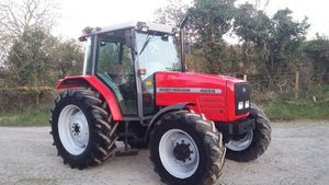 Tractor Massey Ferguson MF 135 con Motor de 2.5 Litros, 45 HP, Transmisión Manual de 6 Velocidades - Product Image 2